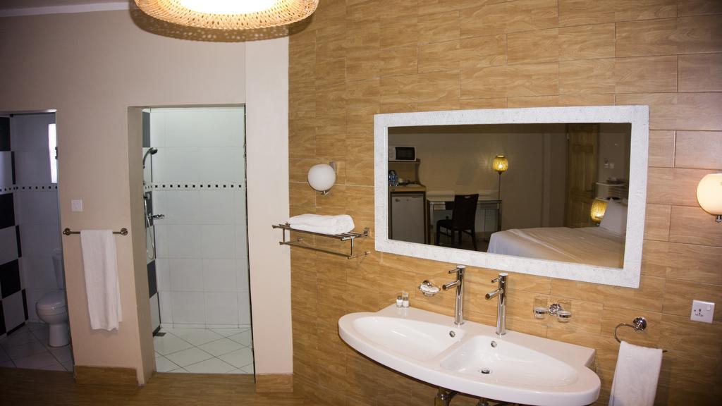 Tropical Enclave Hotel Accra Buitenkant foto