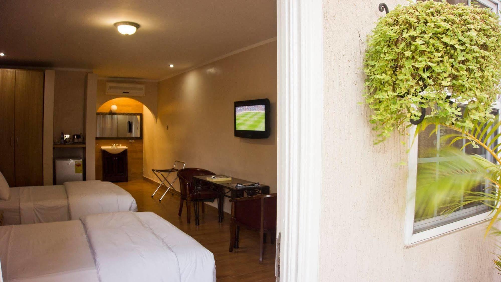 Tropical Enclave Hotel Accra Buitenkant foto