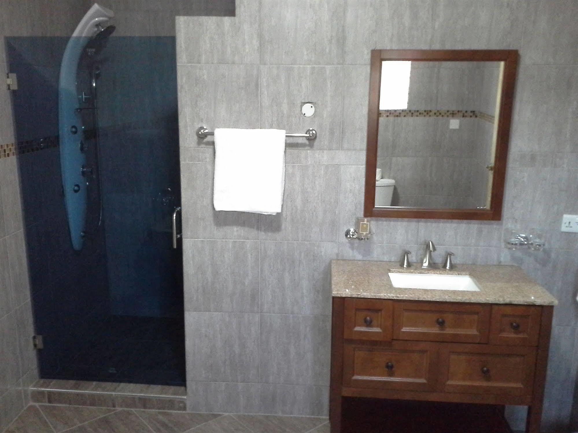 Tropical Enclave Hotel Accra Buitenkant foto